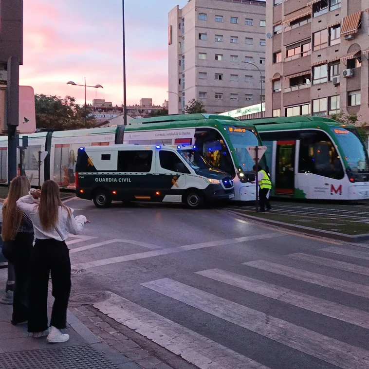 Un furgón de la Guardia Civil choca con un vagón del metro de Granada